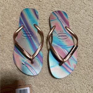 Size 6 women’s - Havaianas Iridescent Flip Flops with Bronze Straps Sand Grey
